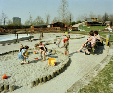 118138 Gezicht op de speeltuin aan de Bijnkershoeklaan te Utrecht.